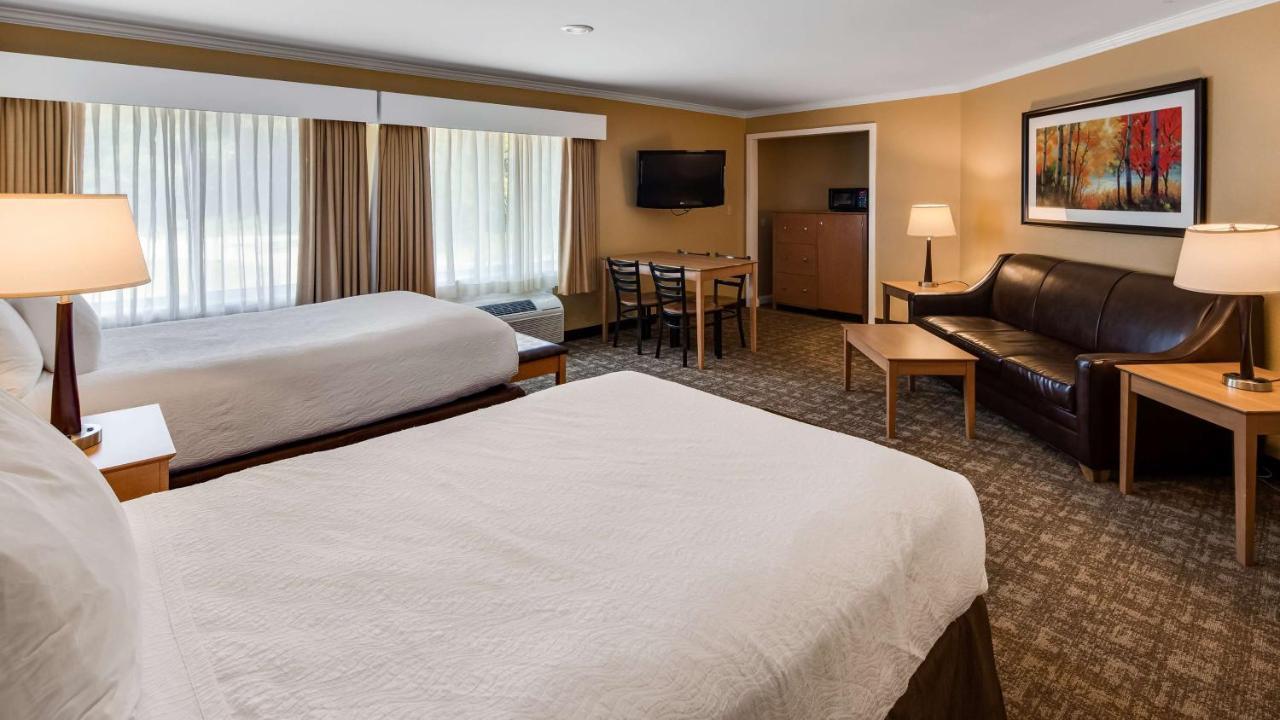 Best Western Plus Windjammer Inn & Conference Center Burlington Exterior photo
