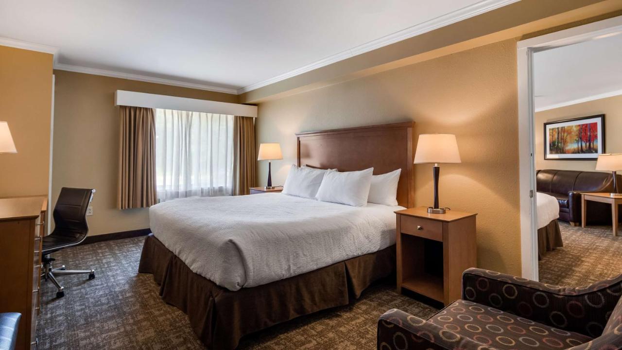 Best Western Plus Windjammer Inn & Conference Center Burlington Exterior photo