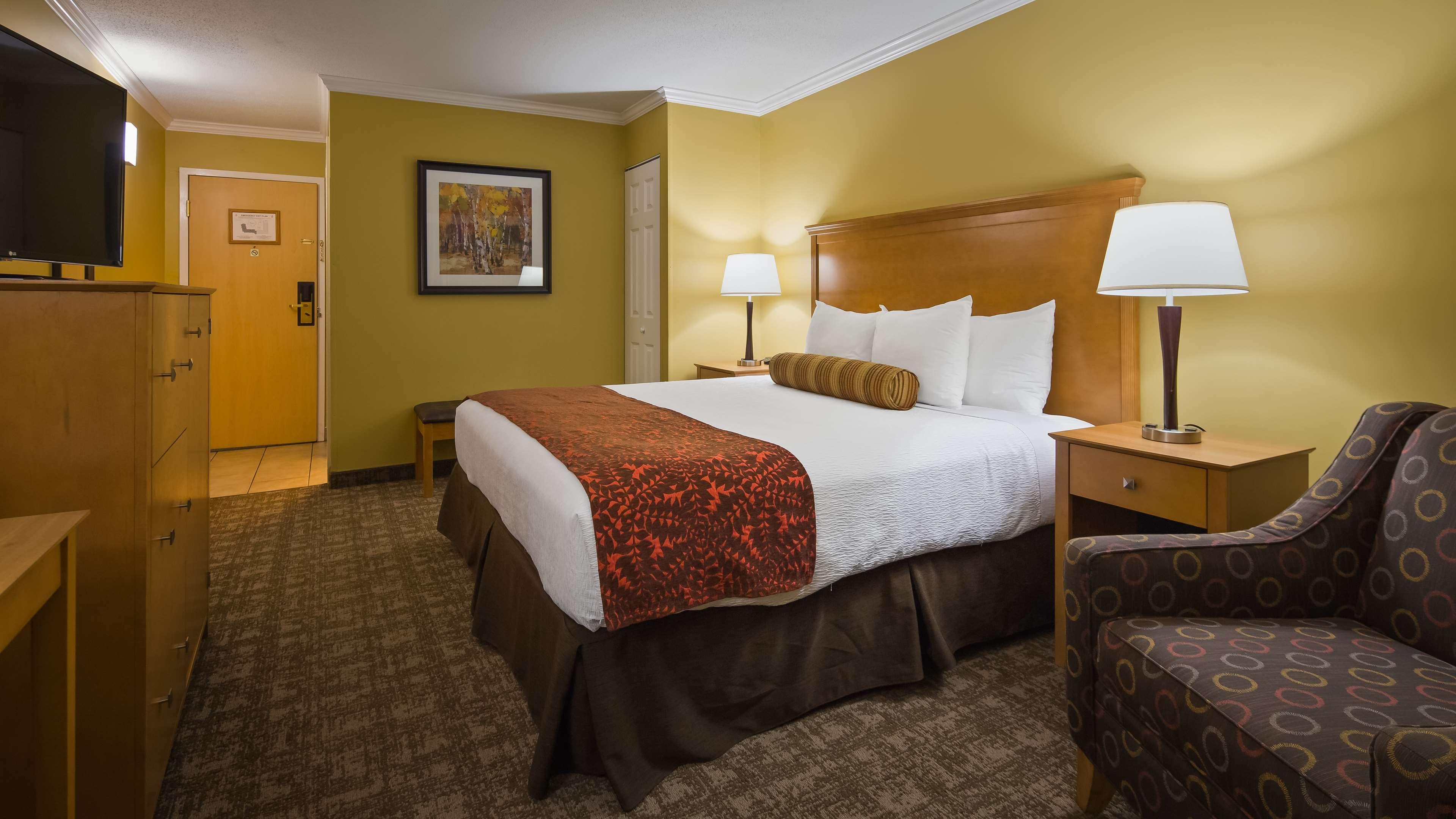 Best Western Plus Windjammer Inn & Conference Center Burlington Exterior photo