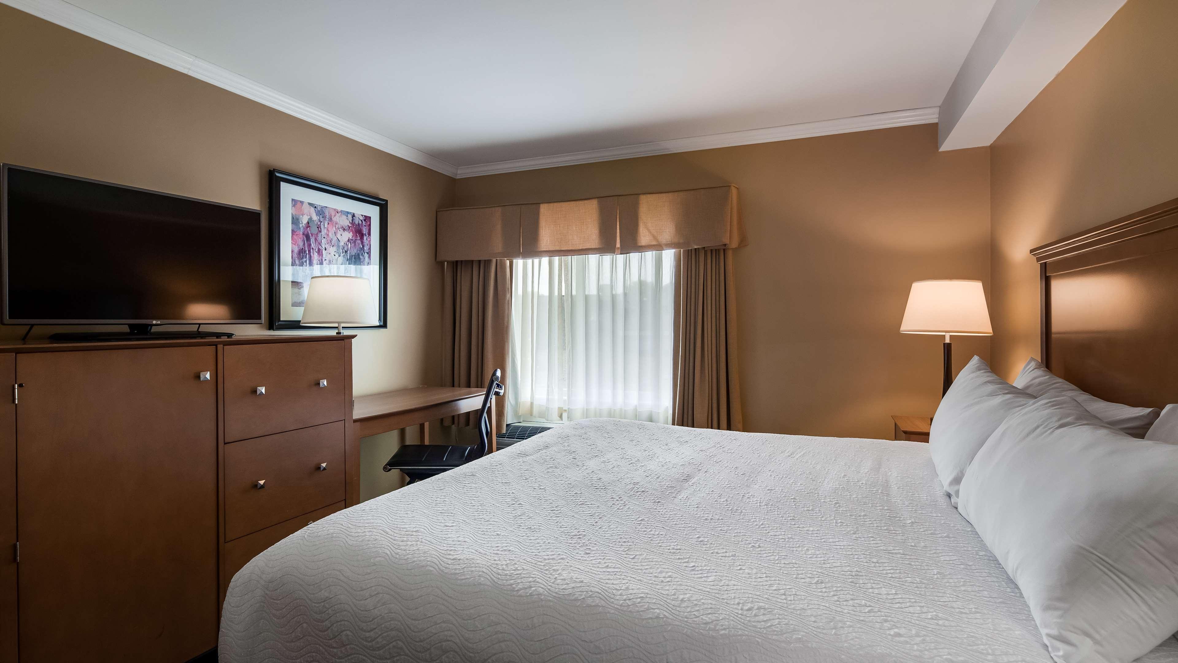 Best Western Plus Windjammer Inn & Conference Center Burlington Exterior photo
