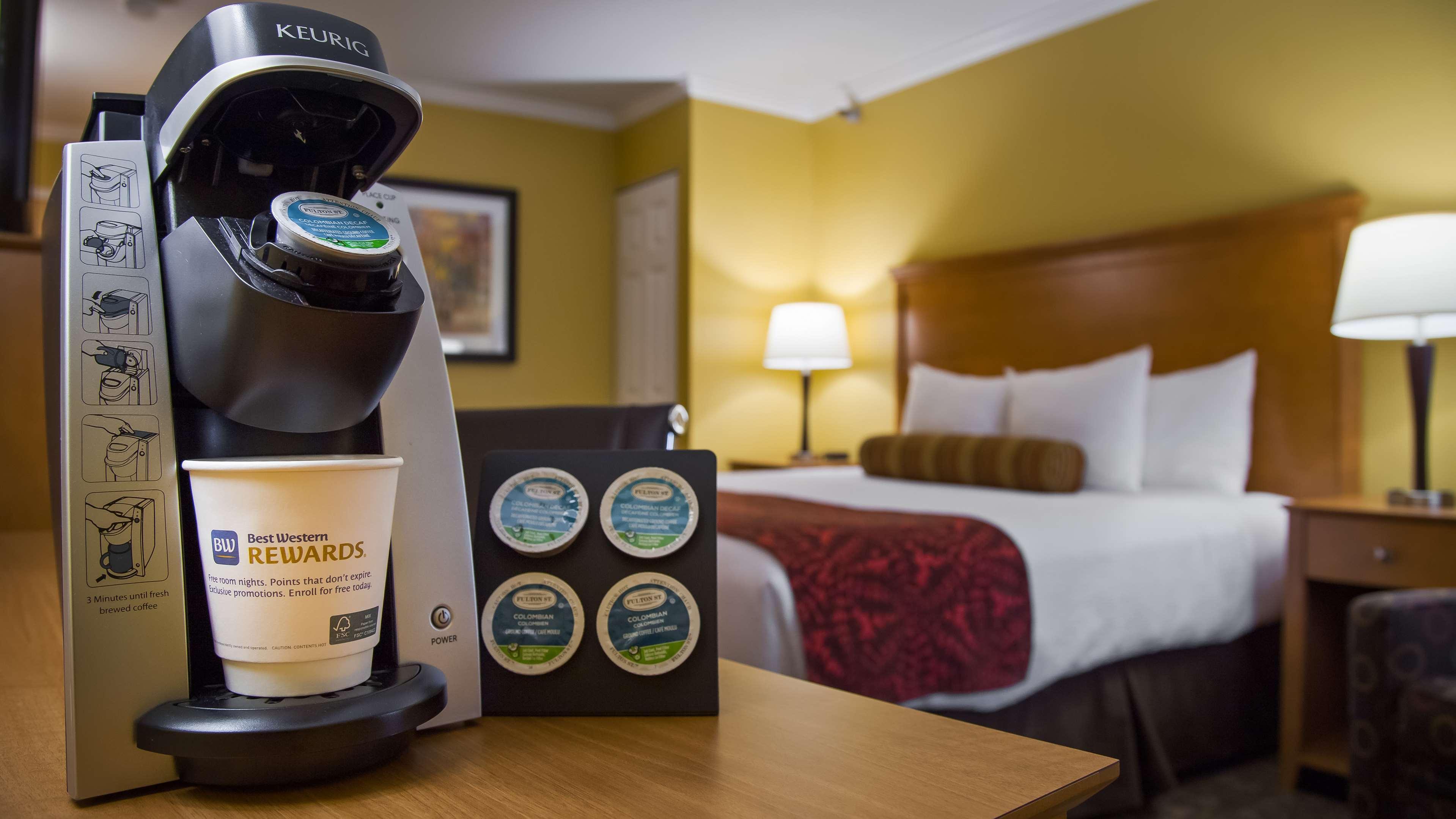 Best Western Plus Windjammer Inn & Conference Center Burlington Exterior photo