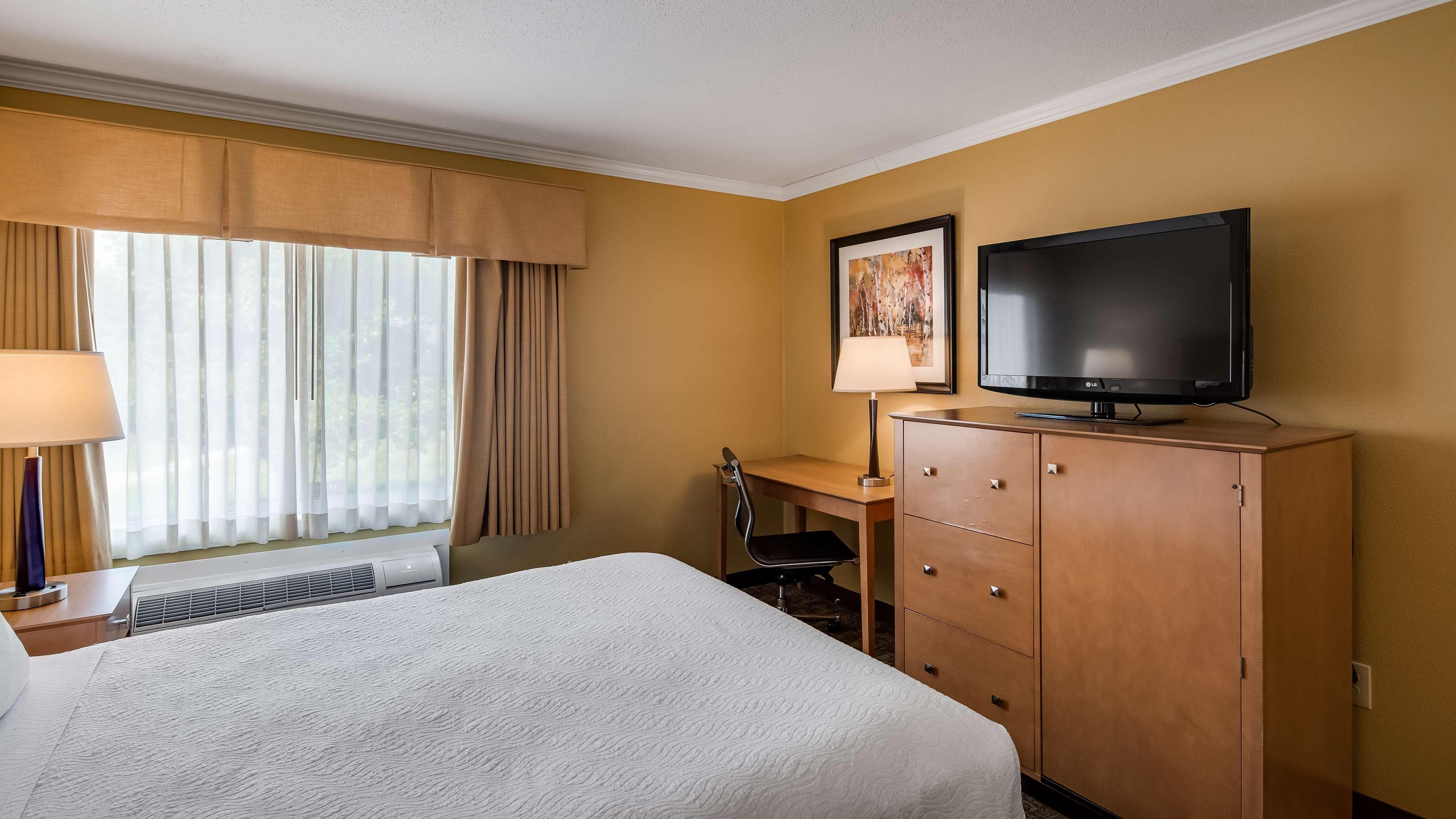 Best Western Plus Windjammer Inn & Conference Center Burlington Exterior photo