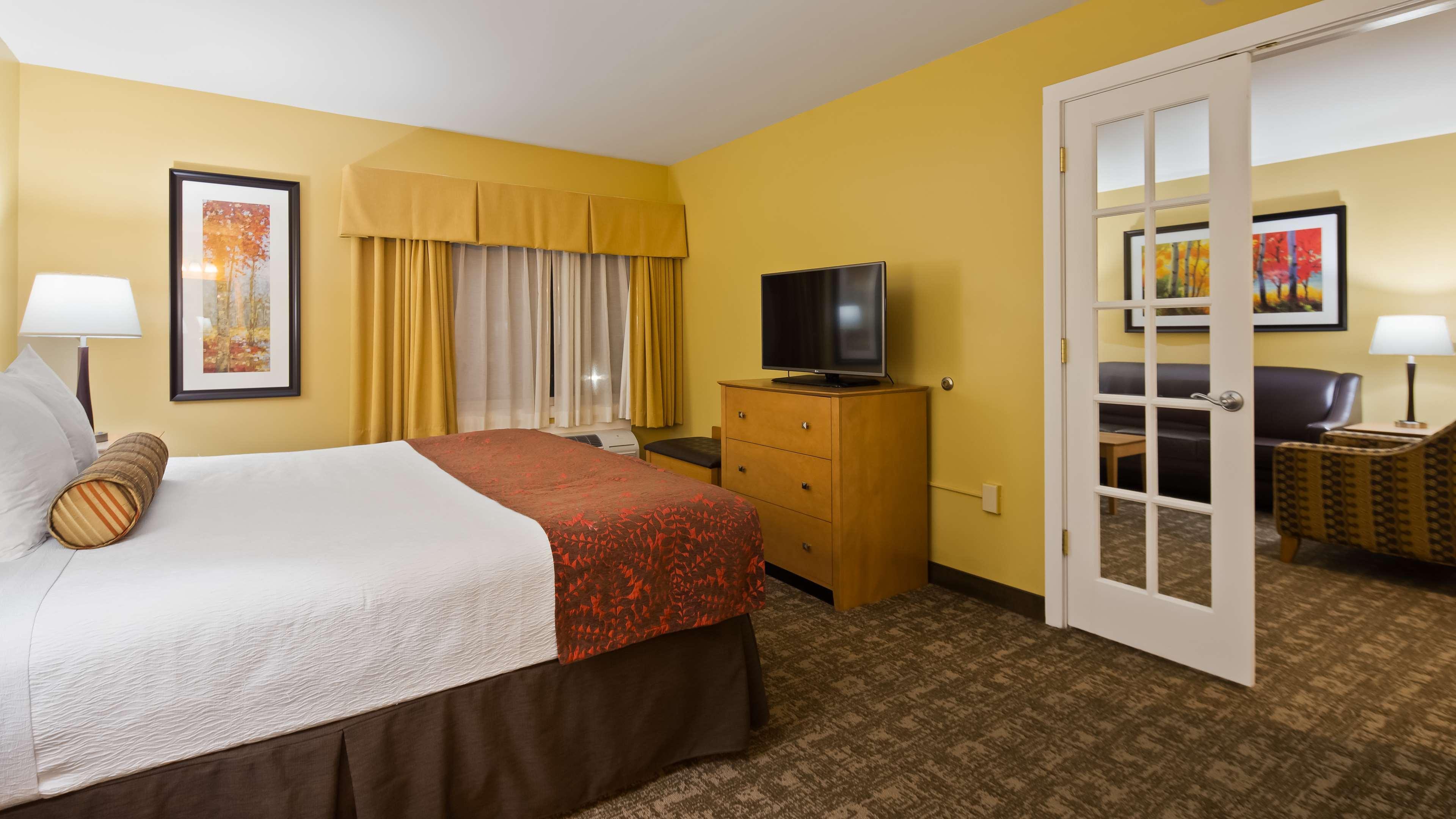 Best Western Plus Windjammer Inn & Conference Center Burlington Exterior photo