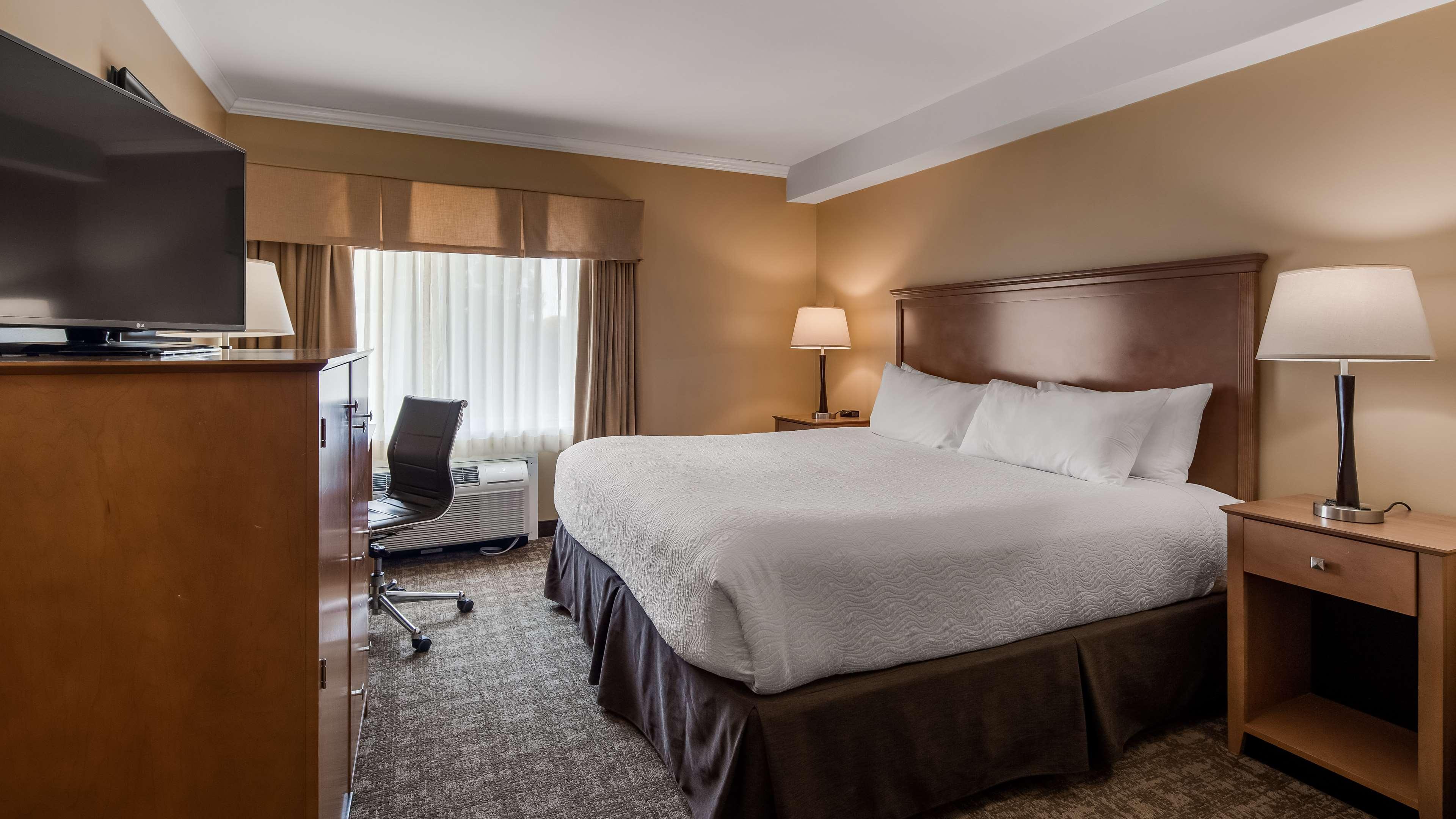 Best Western Plus Windjammer Inn & Conference Center Burlington Exterior photo
