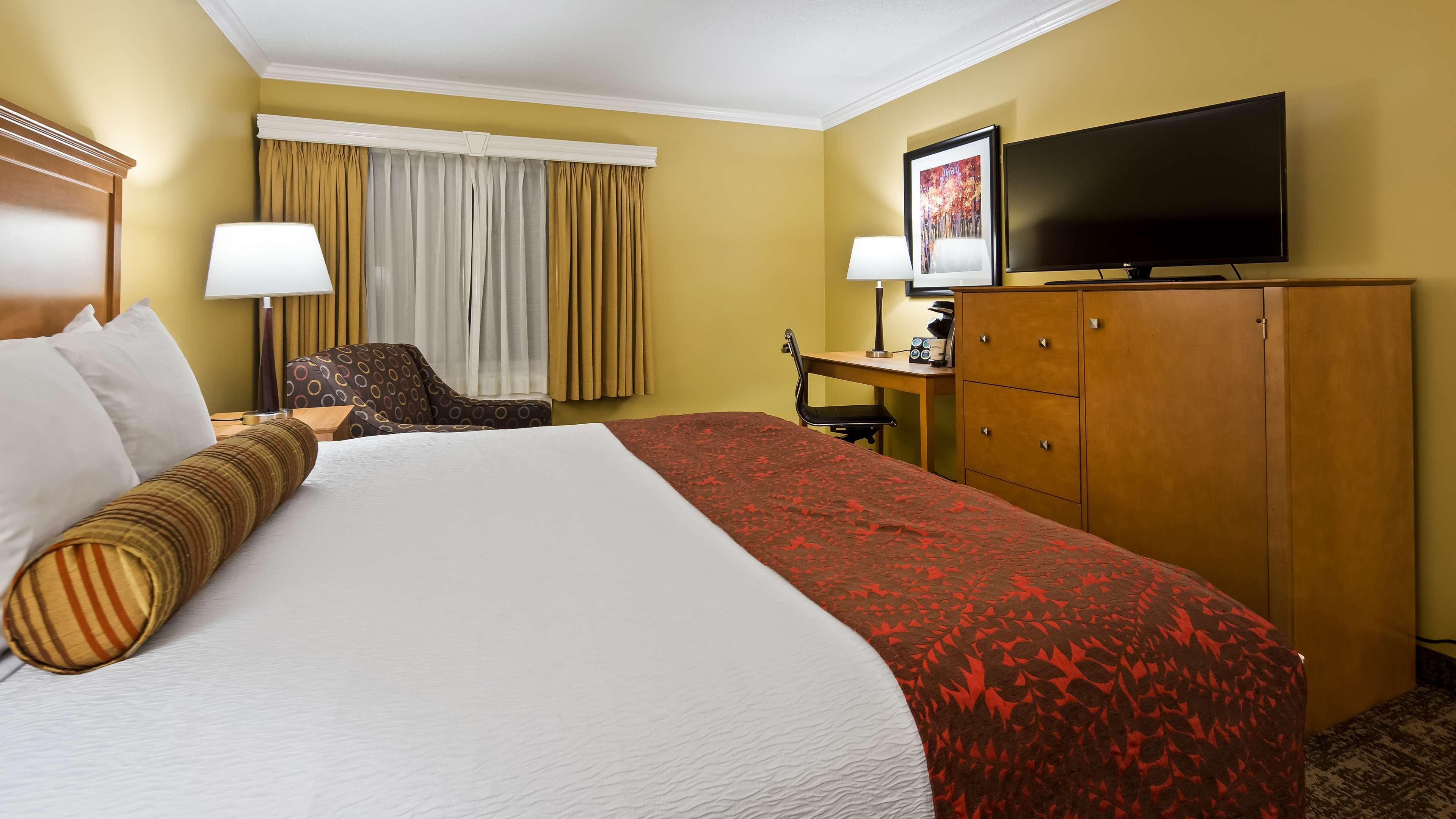 Best Western Plus Windjammer Inn & Conference Center Burlington Exterior photo