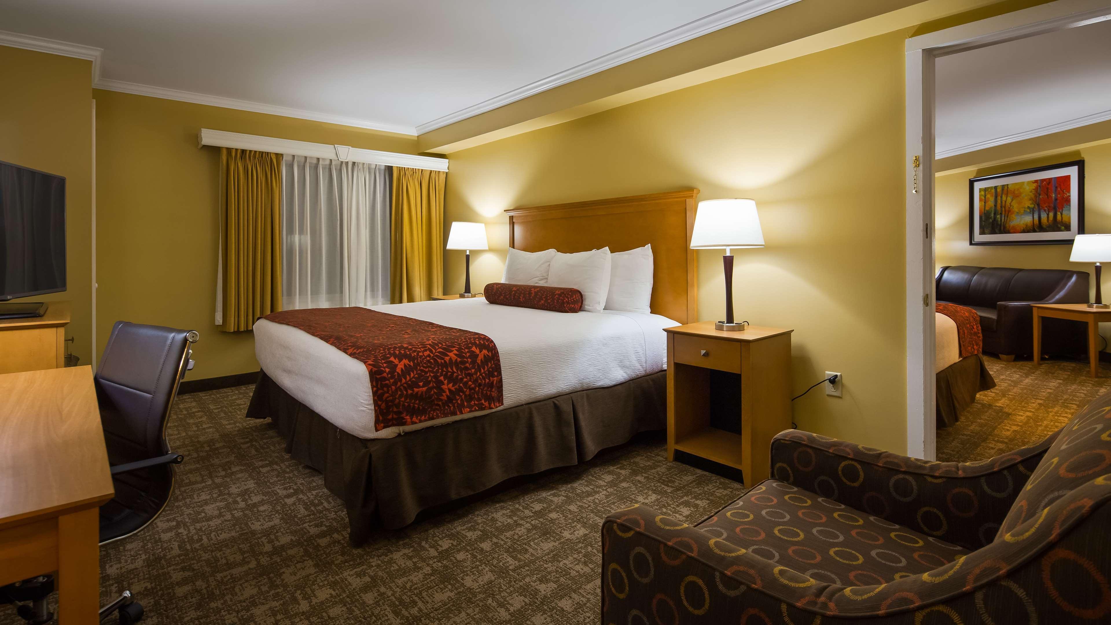 Best Western Plus Windjammer Inn & Conference Center Burlington Exterior photo
