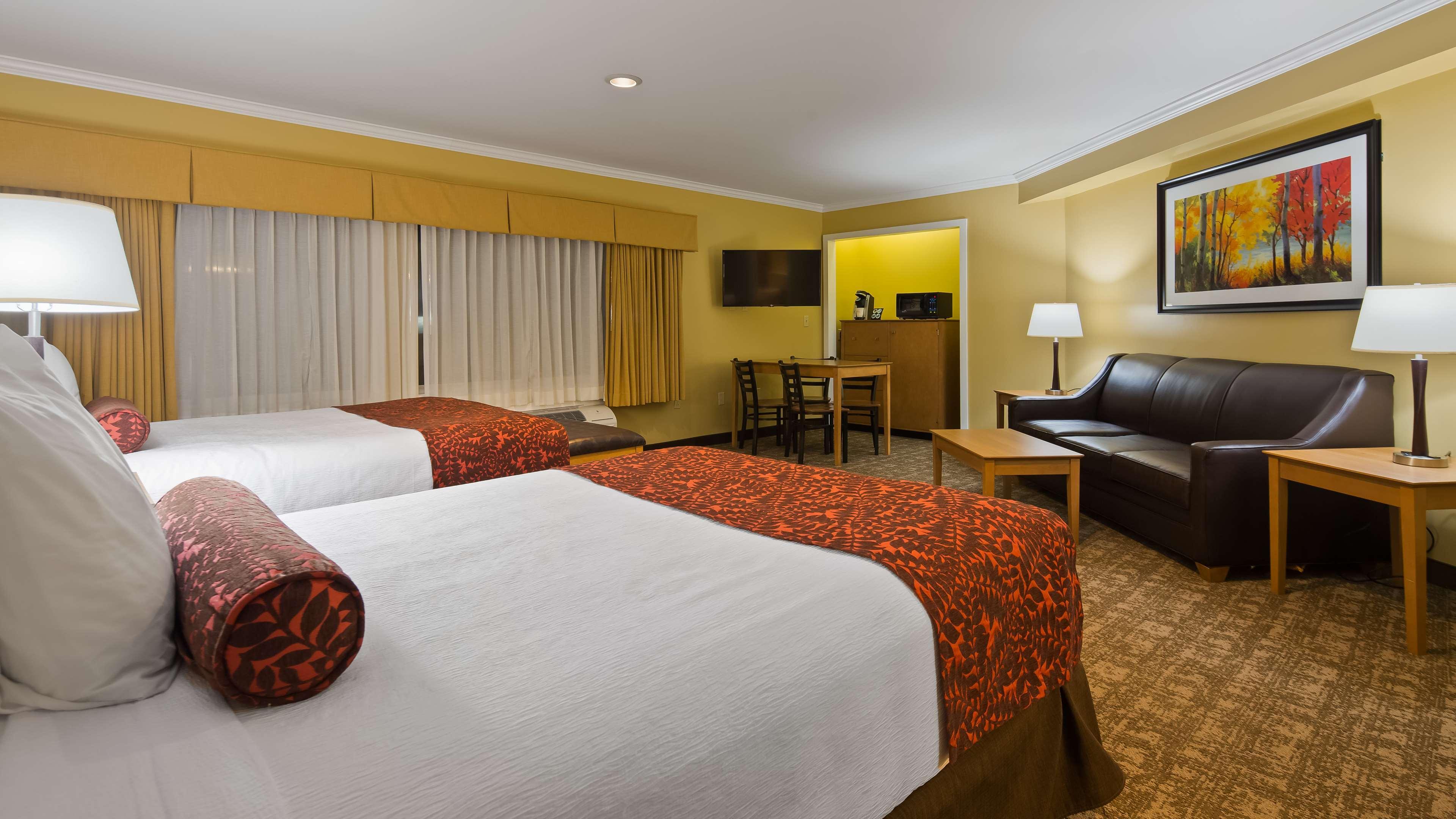 Best Western Plus Windjammer Inn & Conference Center Burlington Exterior photo