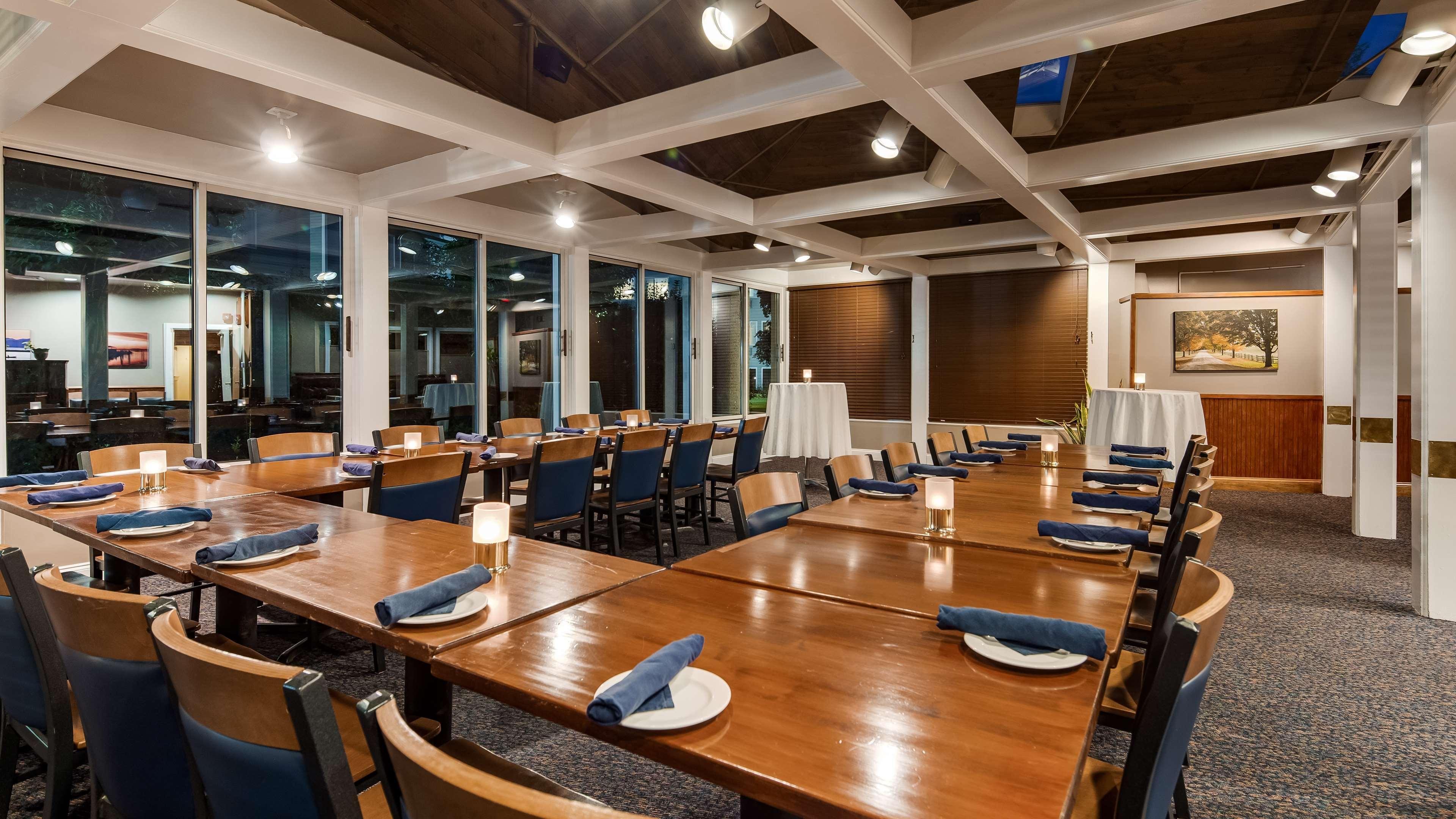 Best Western Plus Windjammer Inn & Conference Center Burlington Exterior photo