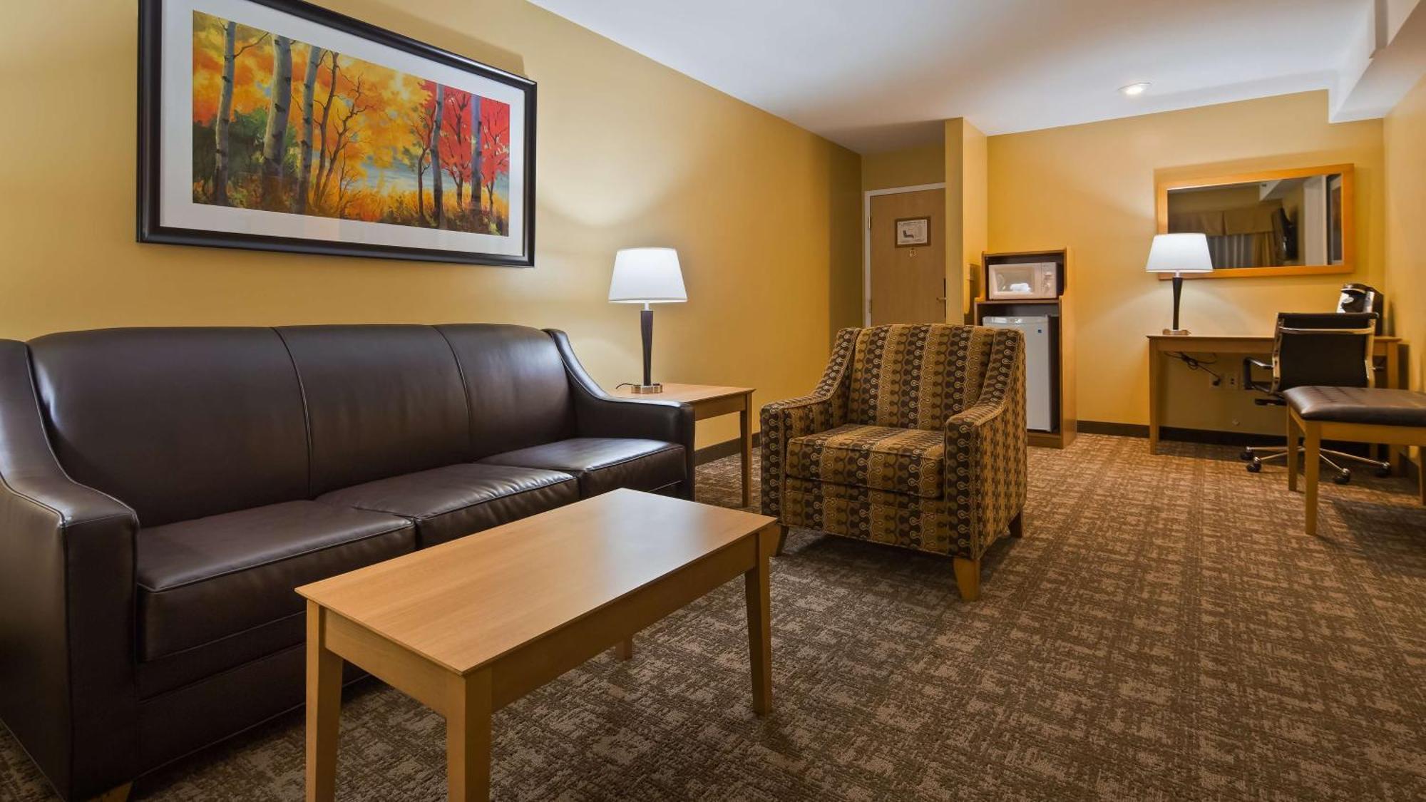 Best Western Plus Windjammer Inn & Conference Center Burlington Exterior photo