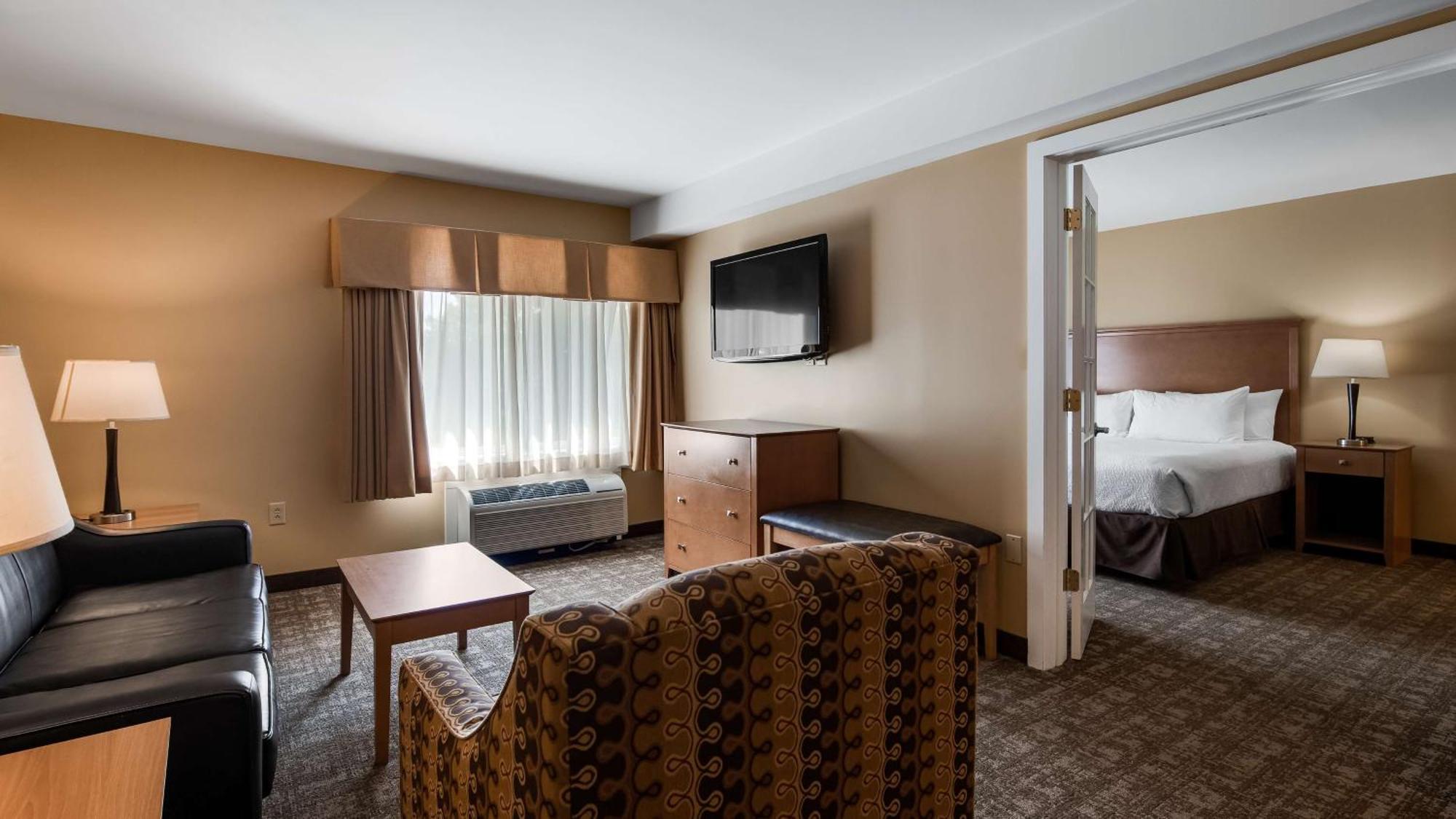 Best Western Plus Windjammer Inn & Conference Center Burlington Exterior photo