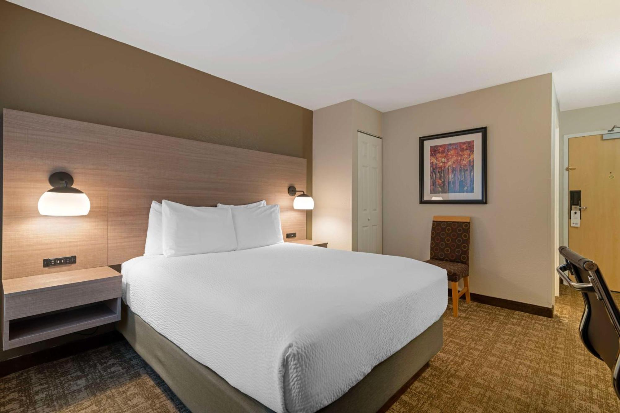 Best Western Plus Windjammer Inn & Conference Center Burlington Exterior photo