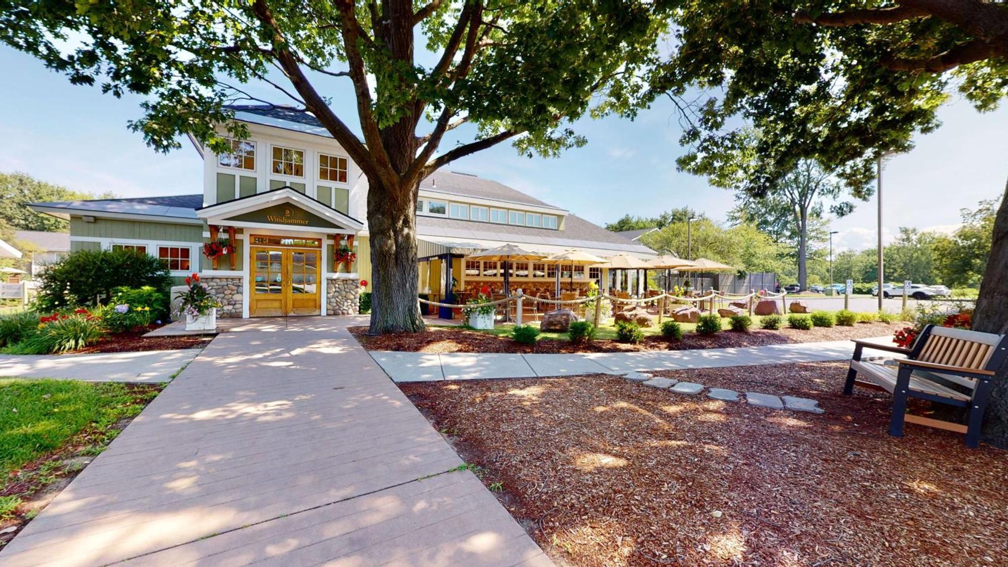 Best Western Plus Windjammer Inn & Conference Center Burlington Exterior photo