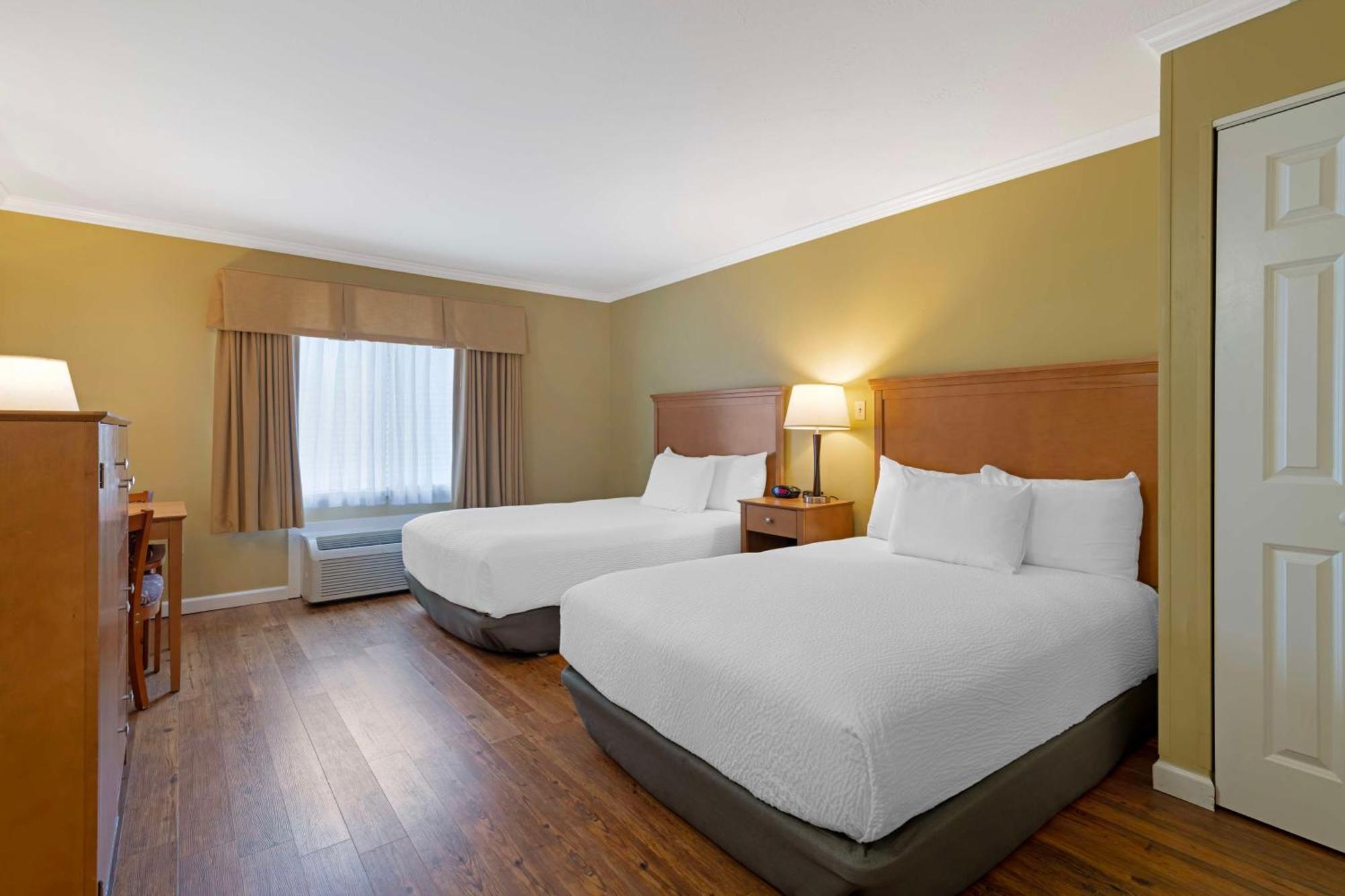 Best Western Plus Windjammer Inn & Conference Center Burlington Exterior photo