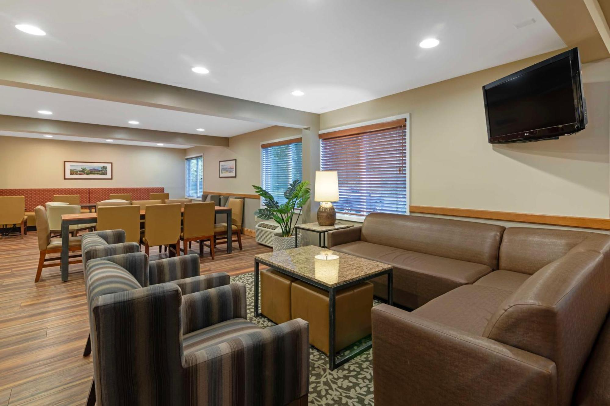 Best Western Plus Windjammer Inn & Conference Center Burlington Exterior photo