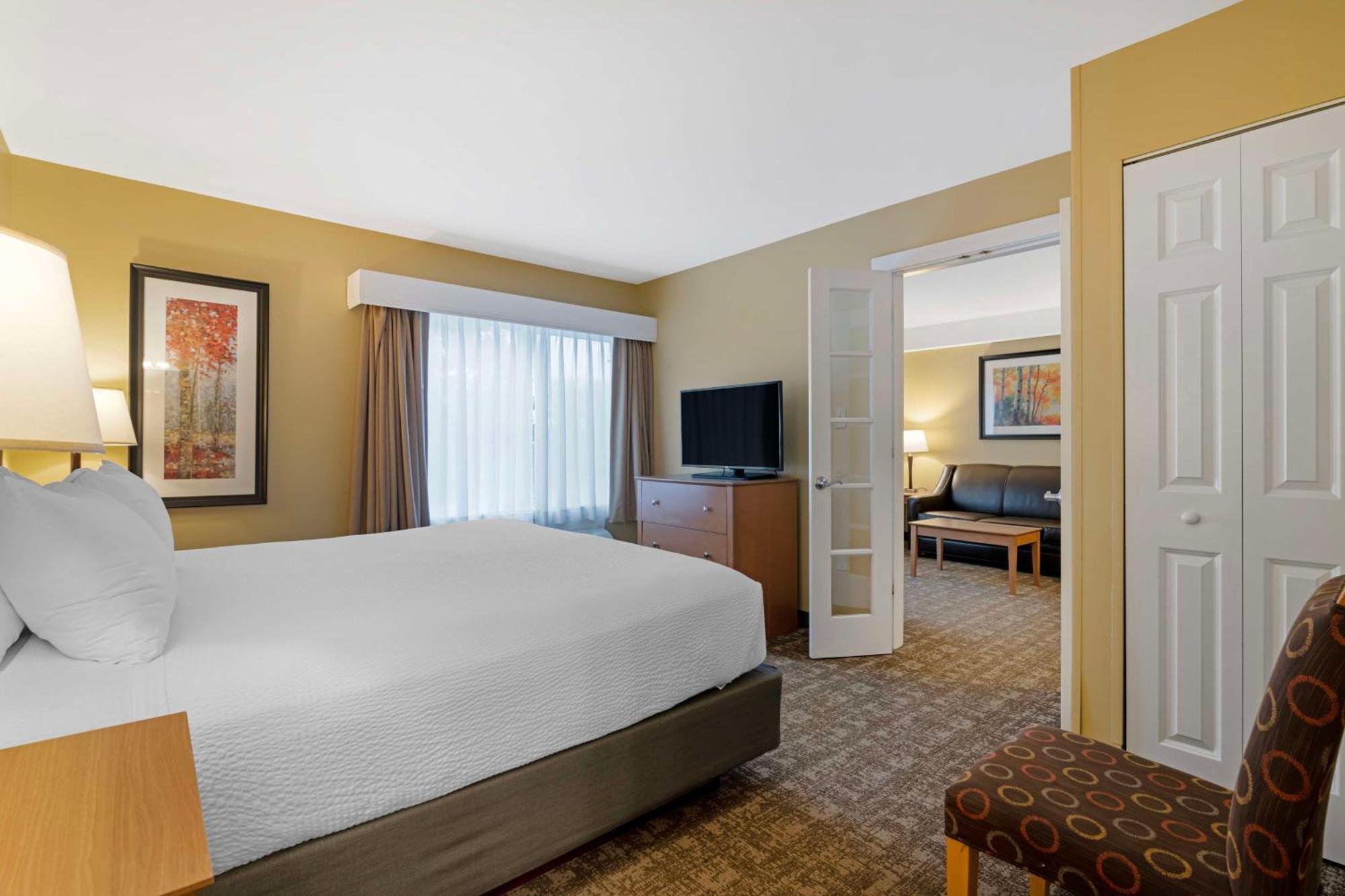 Best Western Plus Windjammer Inn & Conference Center Burlington Exterior photo