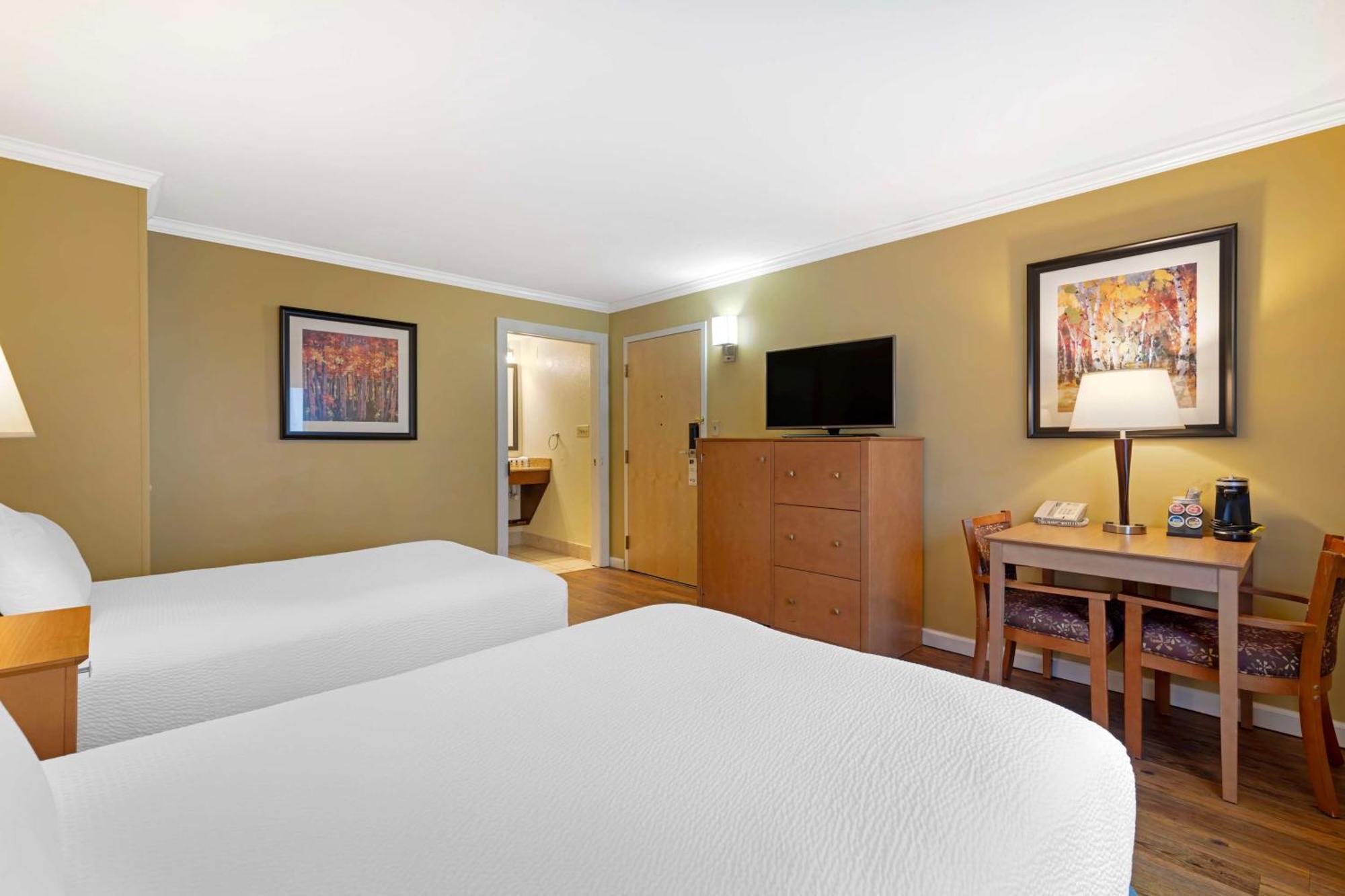 Best Western Plus Windjammer Inn & Conference Center Burlington Exterior photo