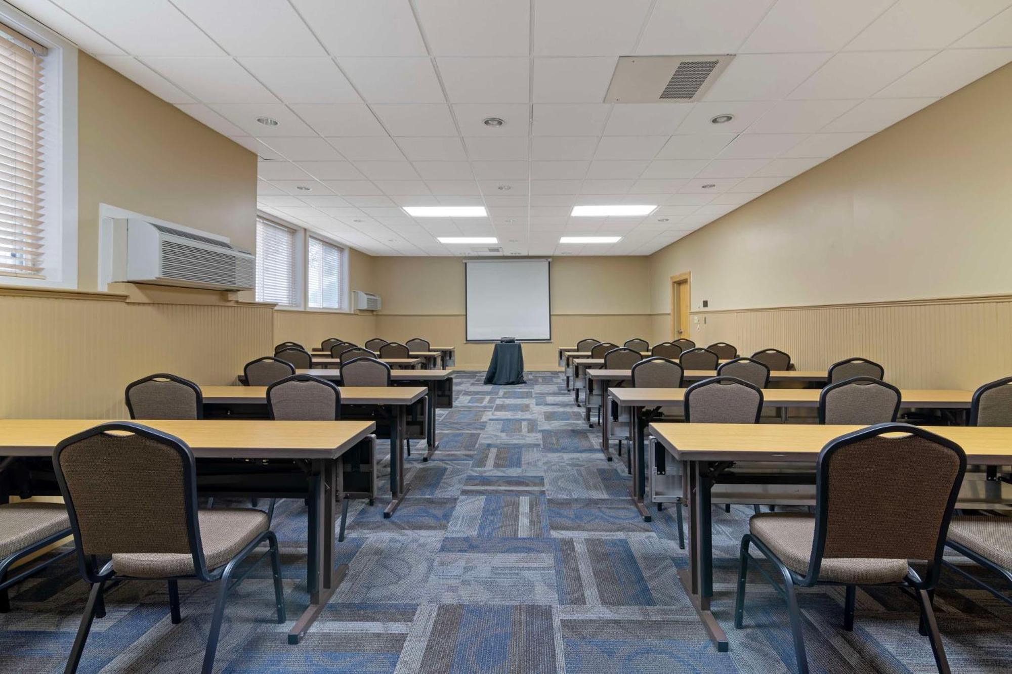 Best Western Plus Windjammer Inn & Conference Center Burlington Exterior photo