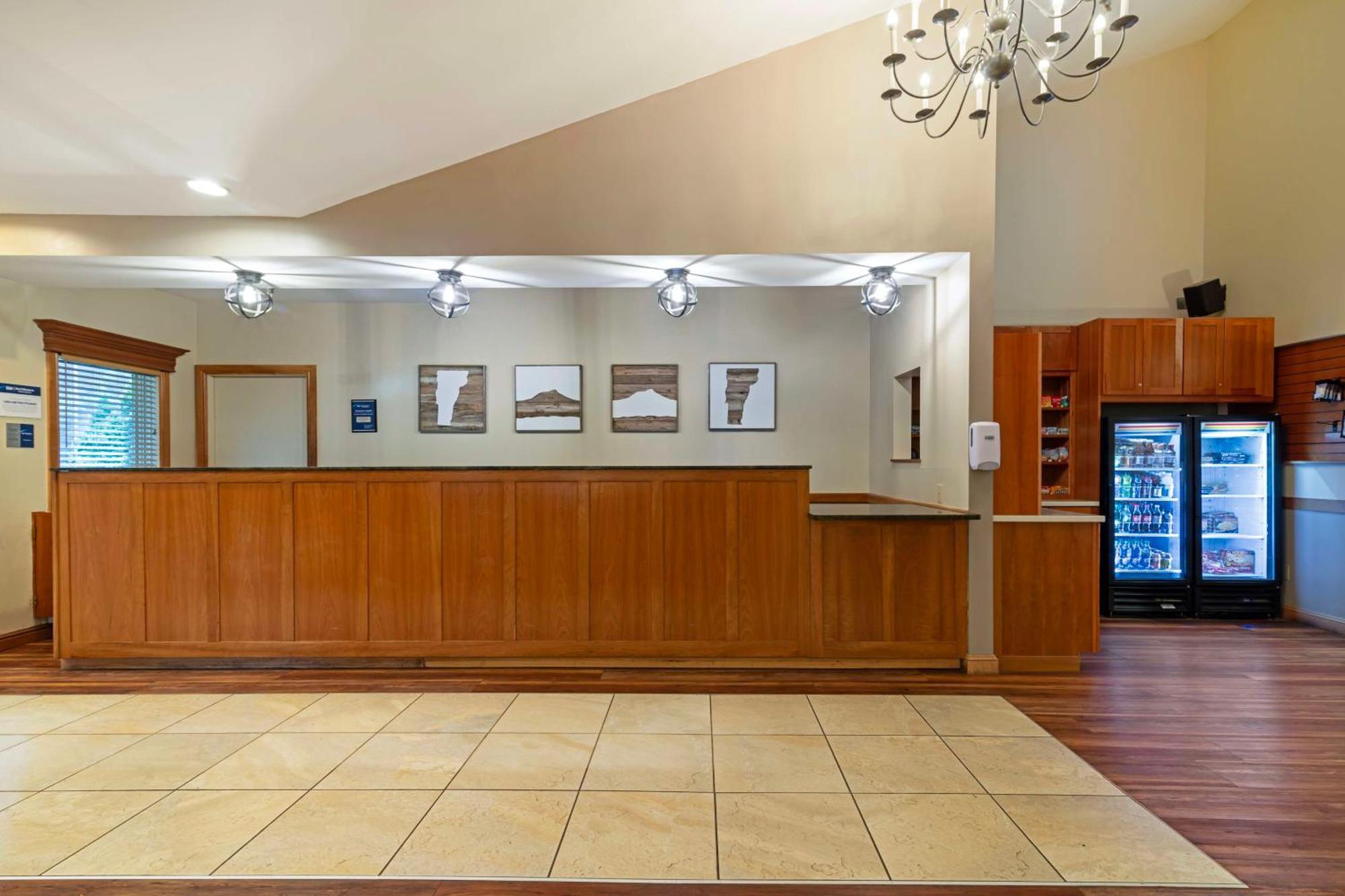 Best Western Plus Windjammer Inn & Conference Center Burlington Exterior photo