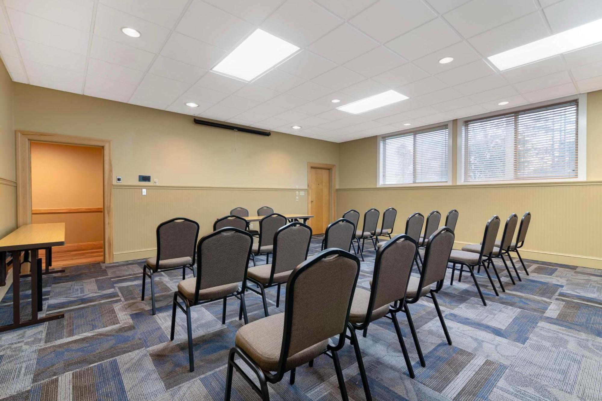 Best Western Plus Windjammer Inn & Conference Center Burlington Exterior photo
