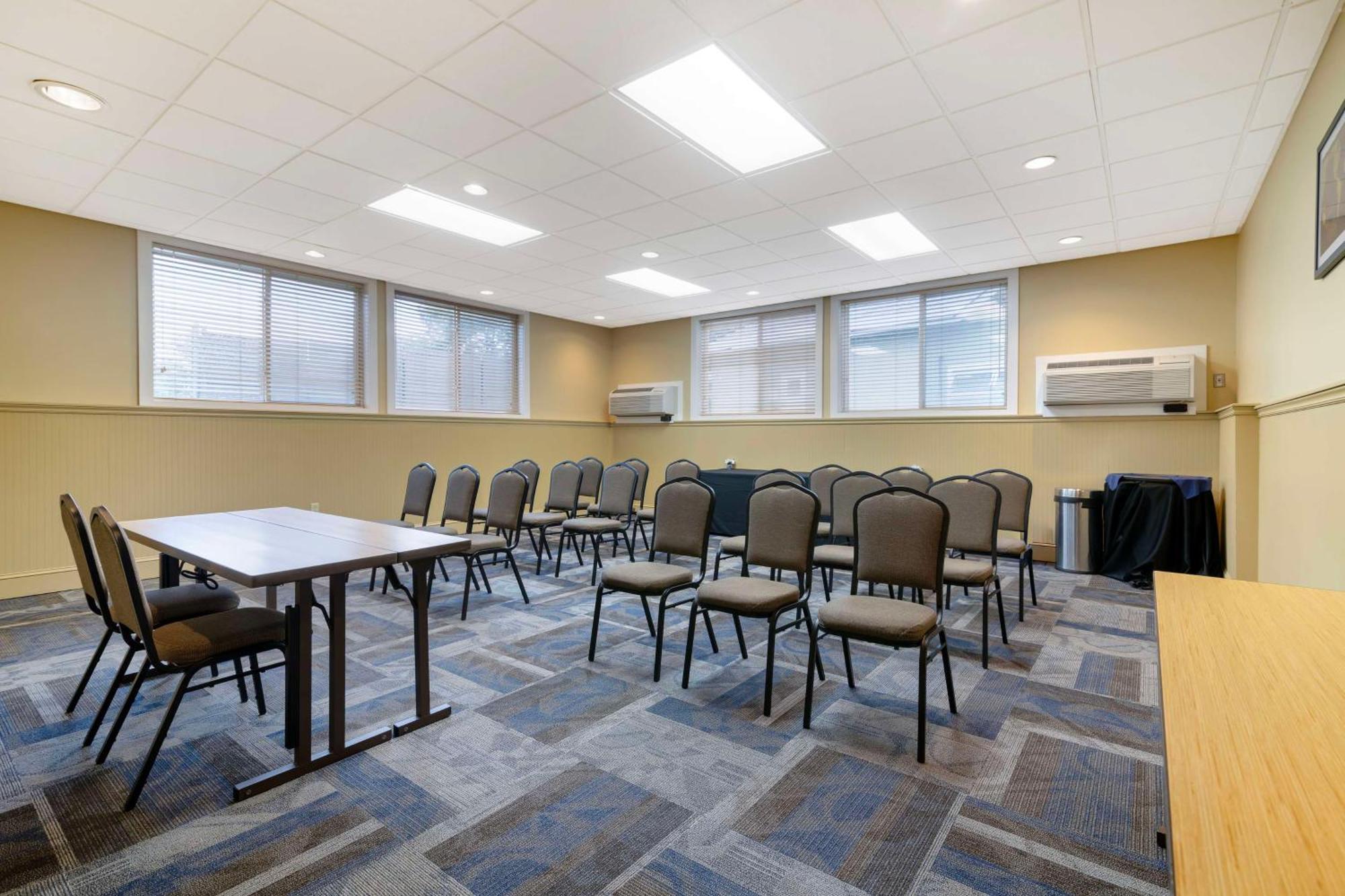 Best Western Plus Windjammer Inn & Conference Center Burlington Exterior photo