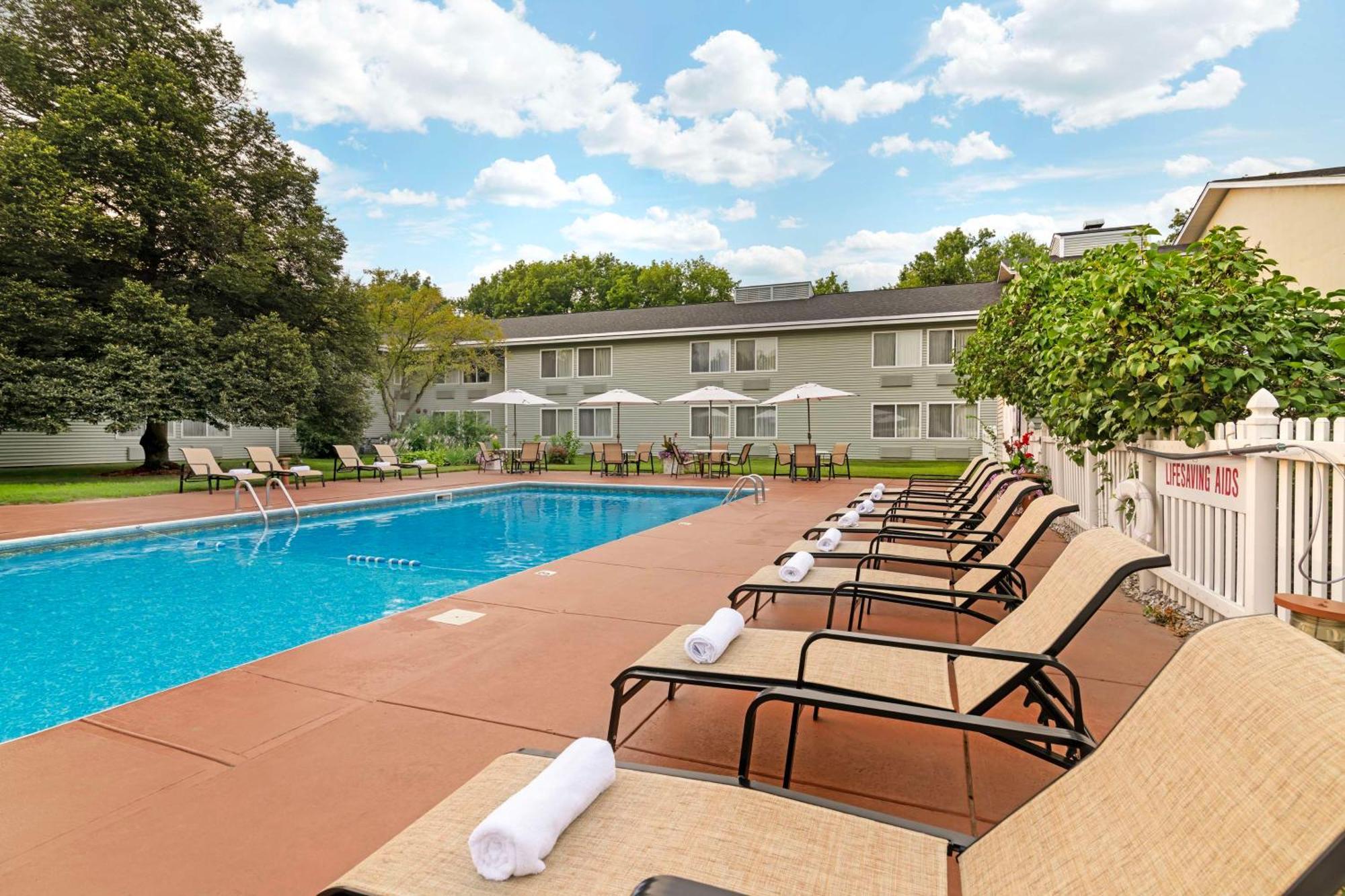 Best Western Plus Windjammer Inn & Conference Center Burlington Exterior photo