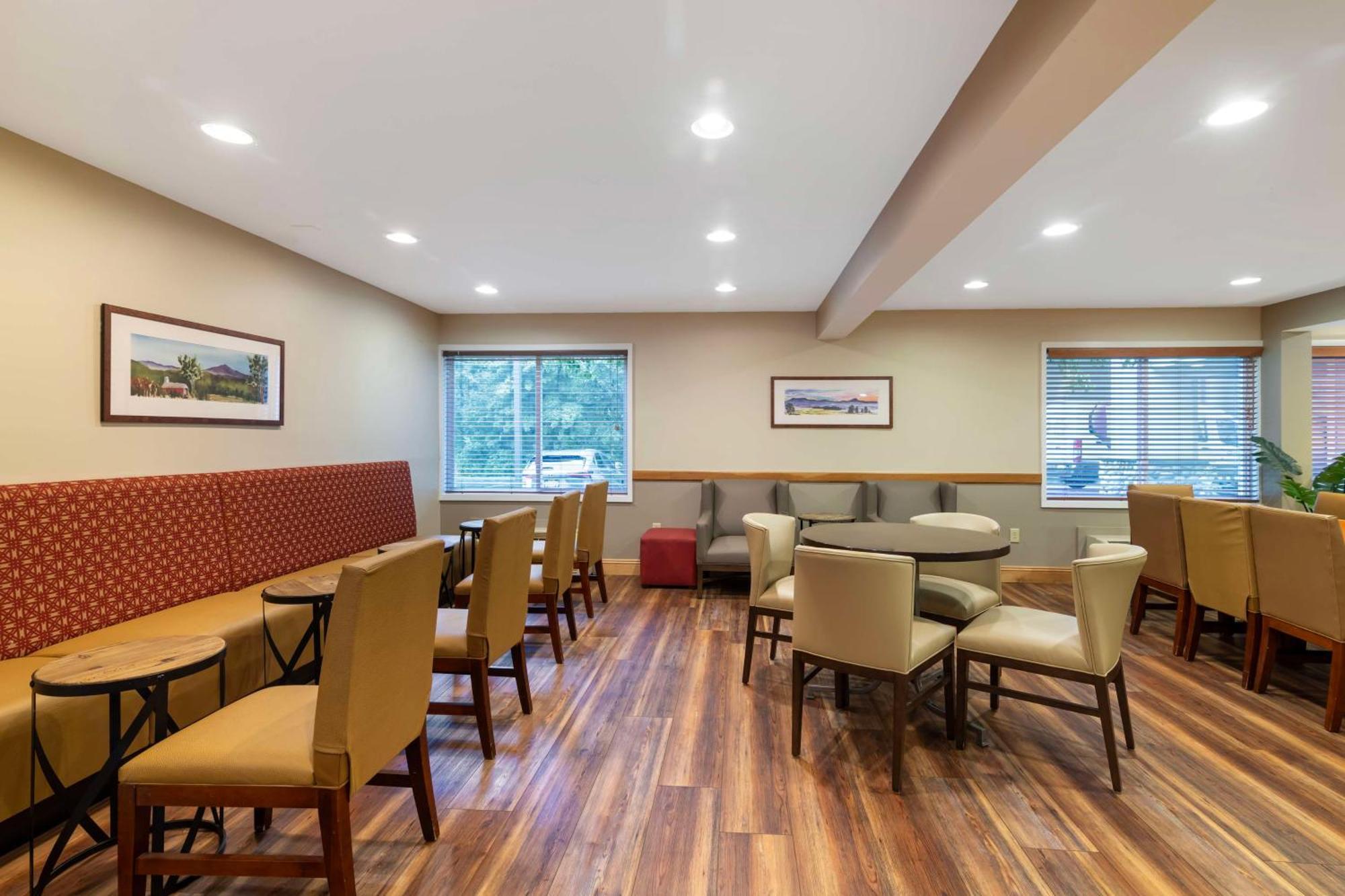 Best Western Plus Windjammer Inn & Conference Center Burlington Exterior photo