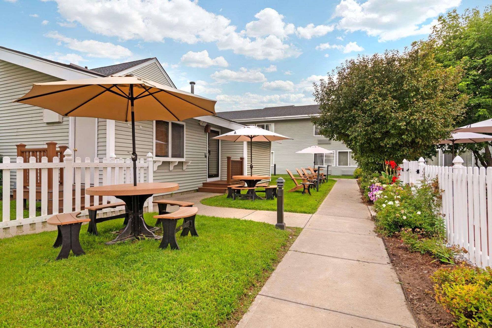 Best Western Plus Windjammer Inn & Conference Center Burlington Exterior photo