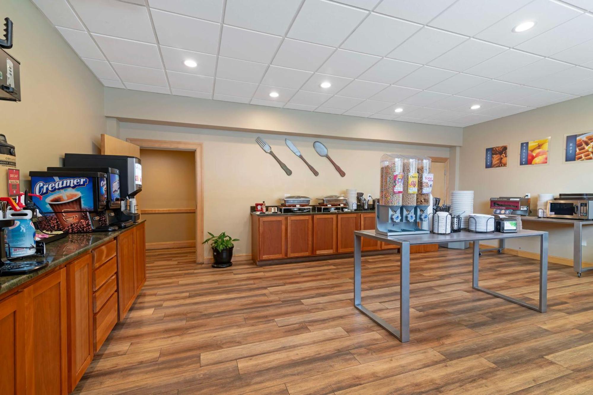 Best Western Plus Windjammer Inn & Conference Center Burlington Exterior photo