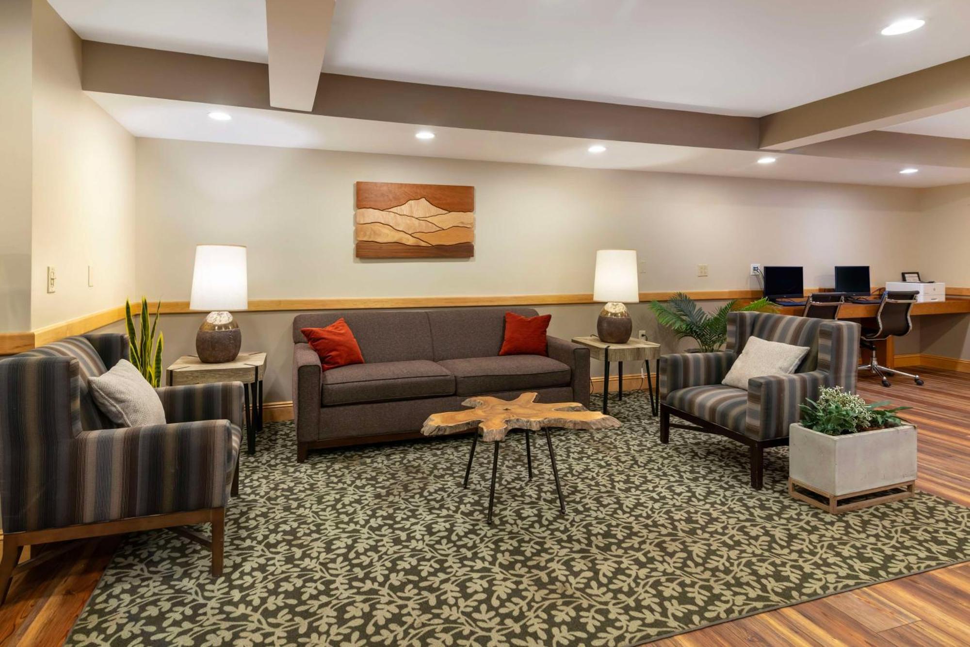 Best Western Plus Windjammer Inn & Conference Center Burlington Exterior photo