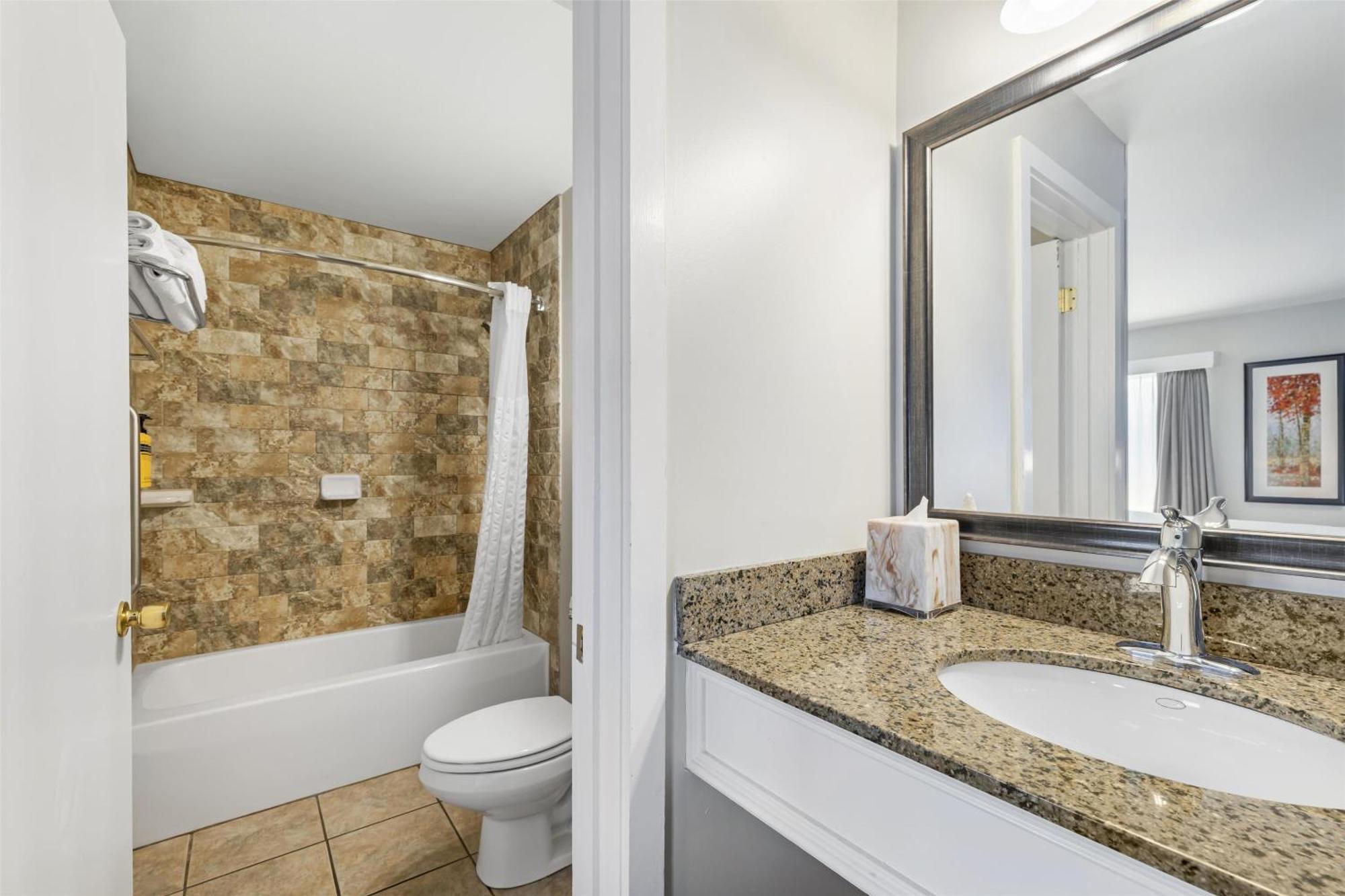 Best Western Plus Windjammer Inn & Conference Center Burlington Exterior photo