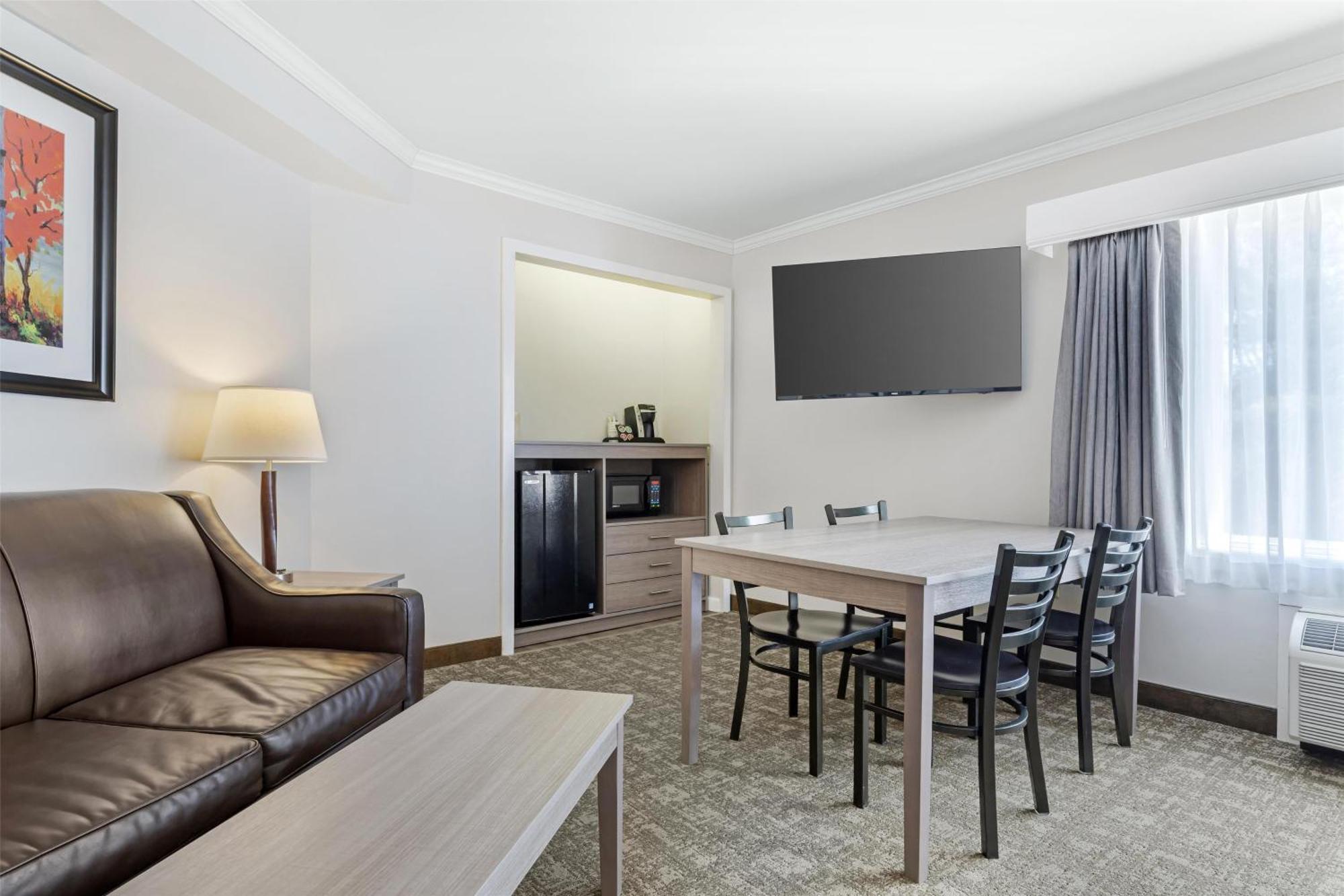Best Western Plus Windjammer Inn & Conference Center Burlington Exterior photo